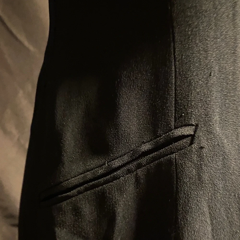 Elegant Black Wrap Midi Dress - Picture 4 of 11